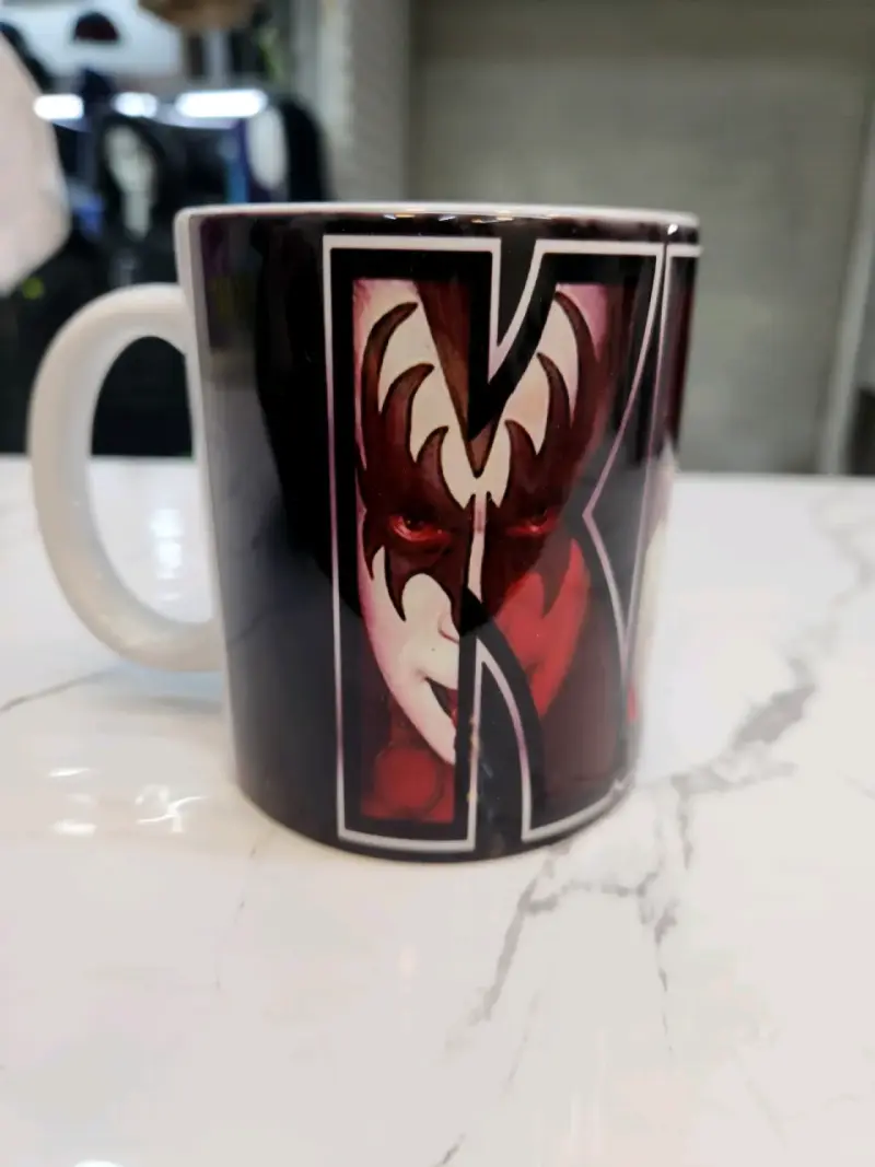 Taza de cerámica con diseño de banda - 1