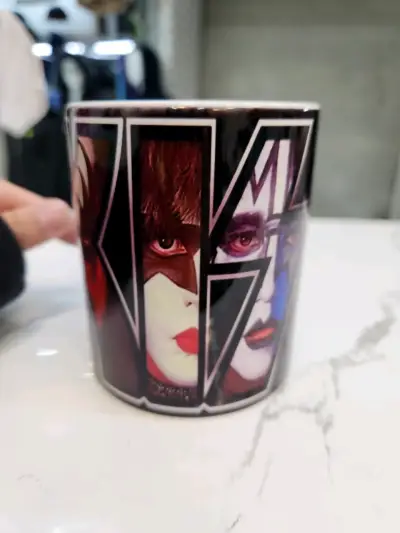 Taza de cerámica con diseño de banda - miniatura 2