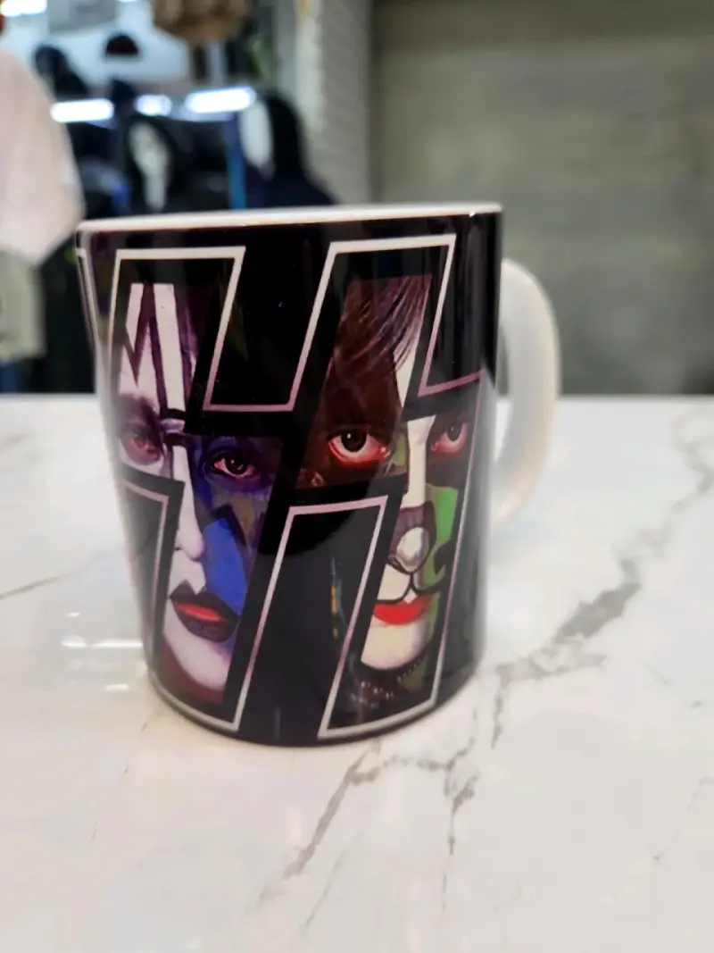 Taza de cerámica con diseño de banda - 3