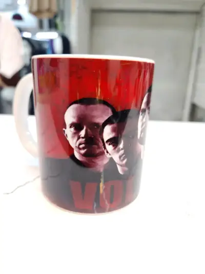 Taza con diseño de personajes - miniatura 1