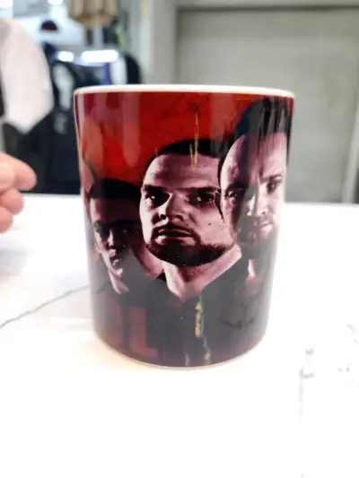 Taza con diseño de personajes - miniatura 2