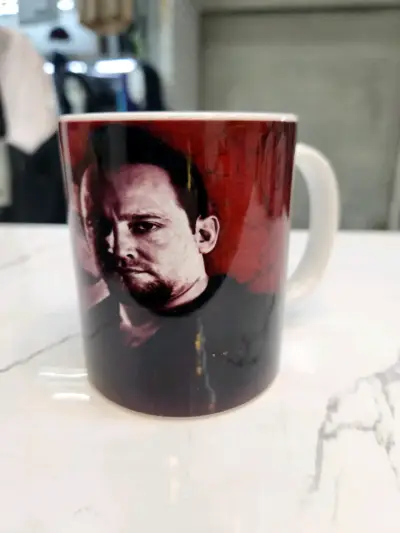 Taza con diseño de personajes - miniatura 3