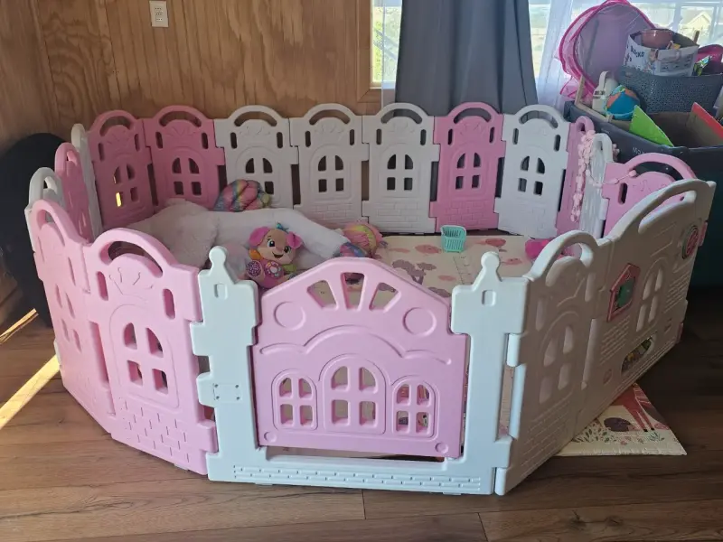 Corral de juegos infantil rosa y blanco - 1