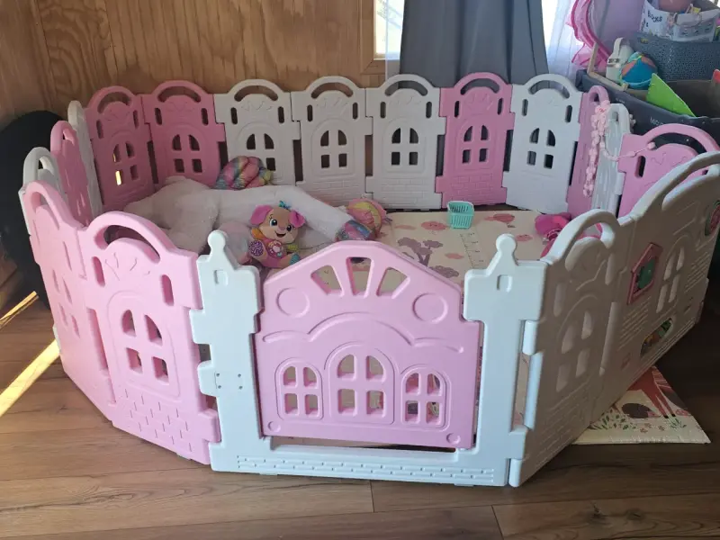 Corral de juegos infantil rosa y blanco - 2