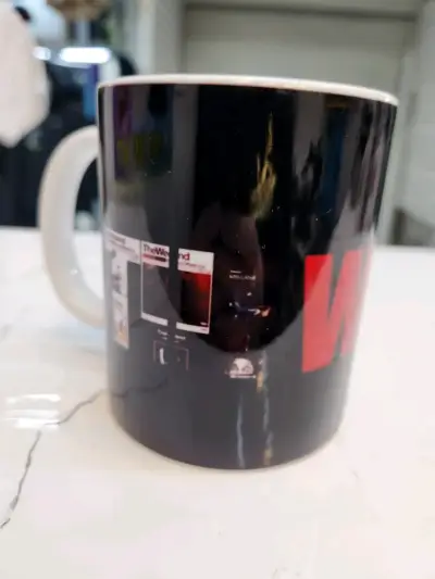 Taza de cerámica negra con diseño - miniatura 1