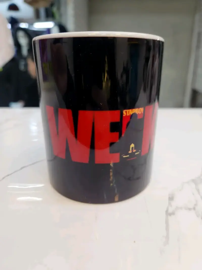 Taza de cerámica negra con diseño - 2