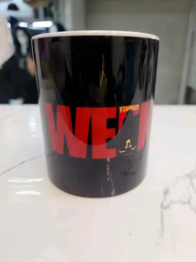 Taza de cerámica negra con diseño - miniatura 2