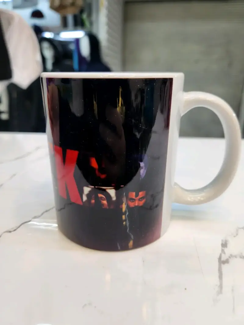 Taza de cerámica negra con diseño - 3