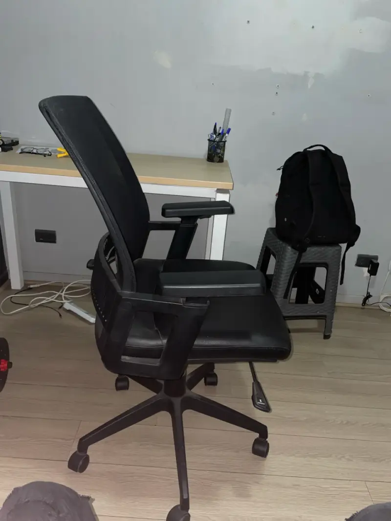 Silla de oficina ergonómica negra - 1