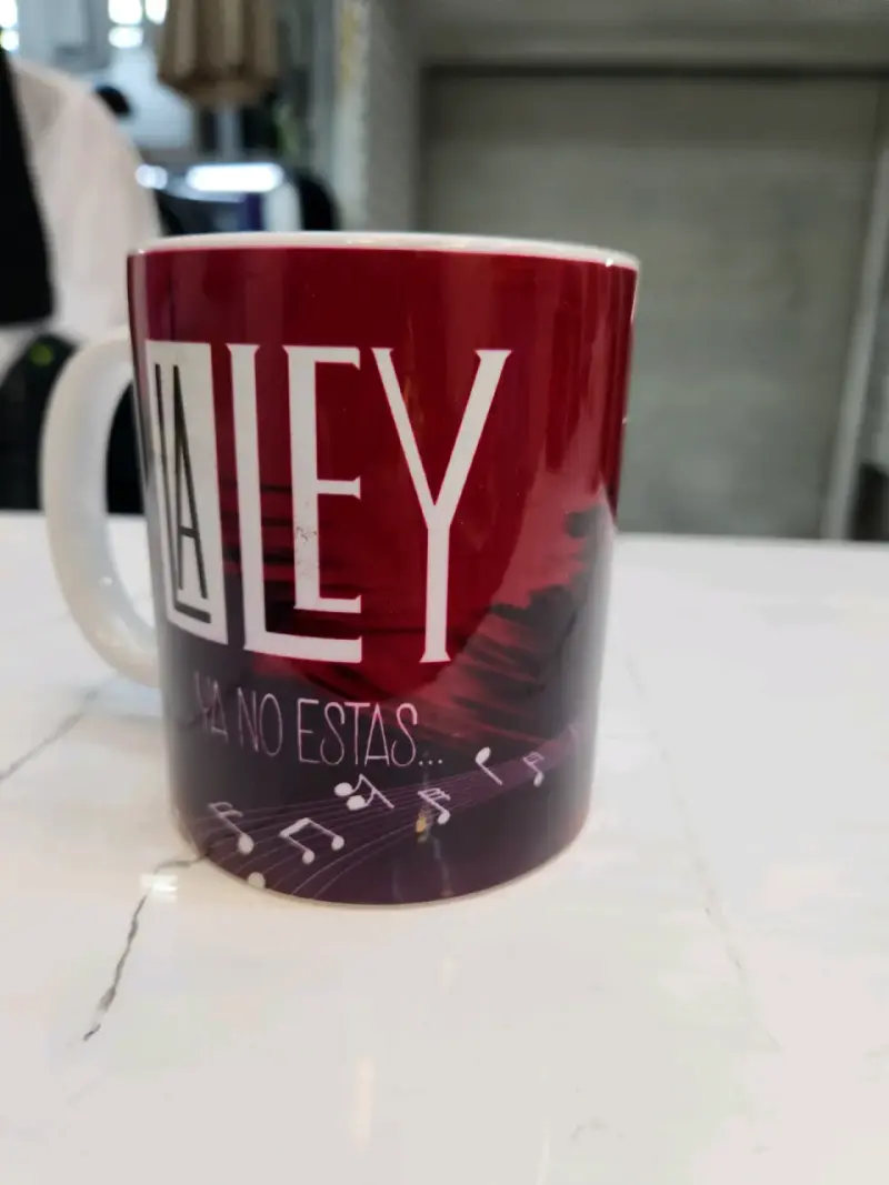 Taza de cerámica con diseño musical