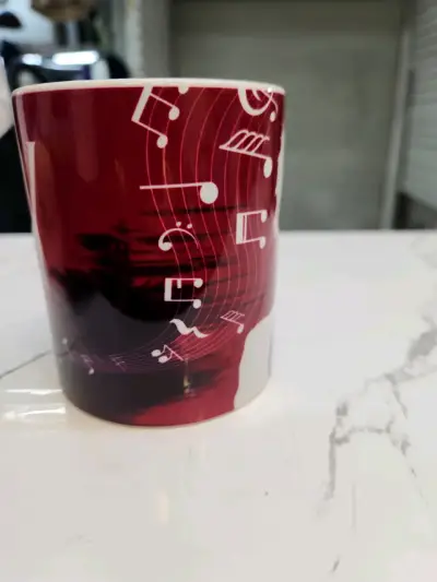 Taza de cerámica con diseño musical - miniatura 2