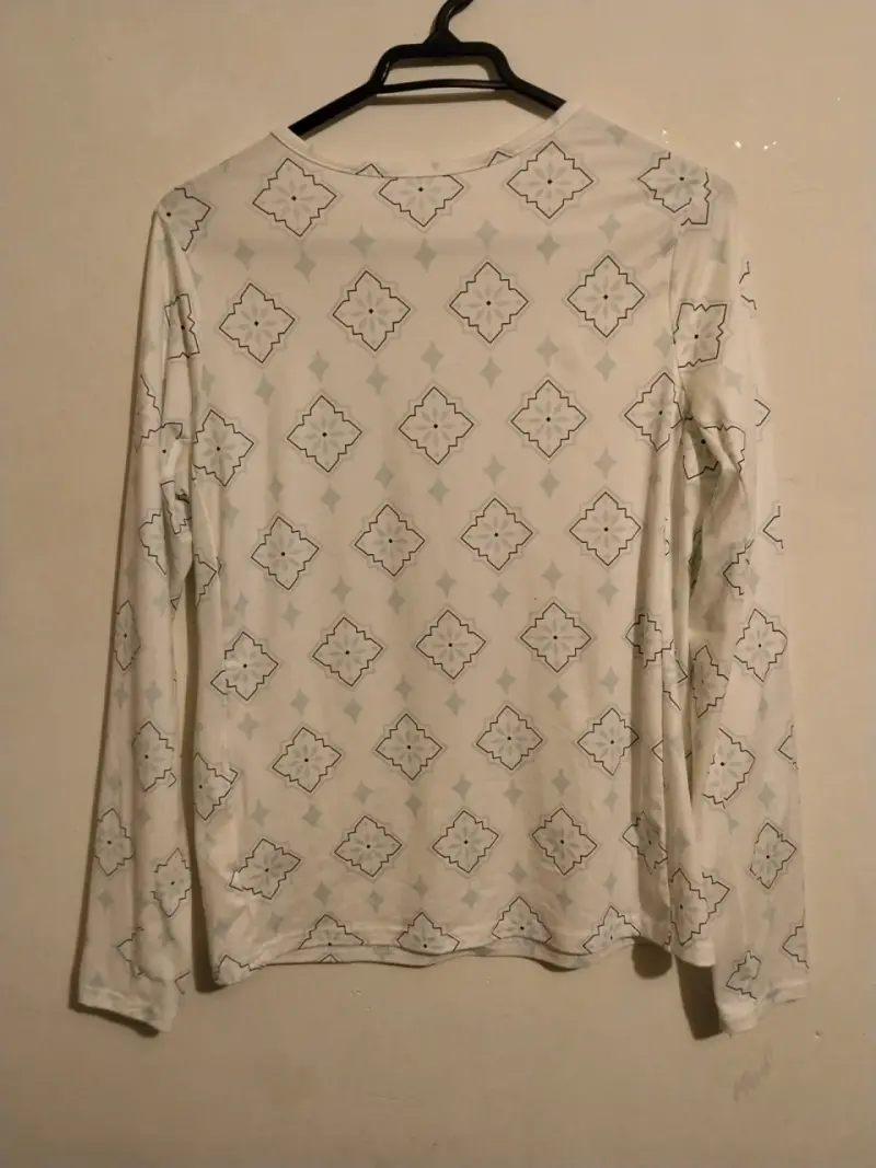 Polera manga larga con diseño geométrico - 1