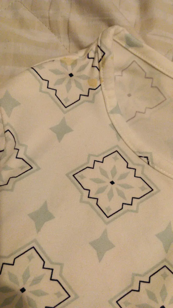 Polera manga larga con diseño geométrico - 4