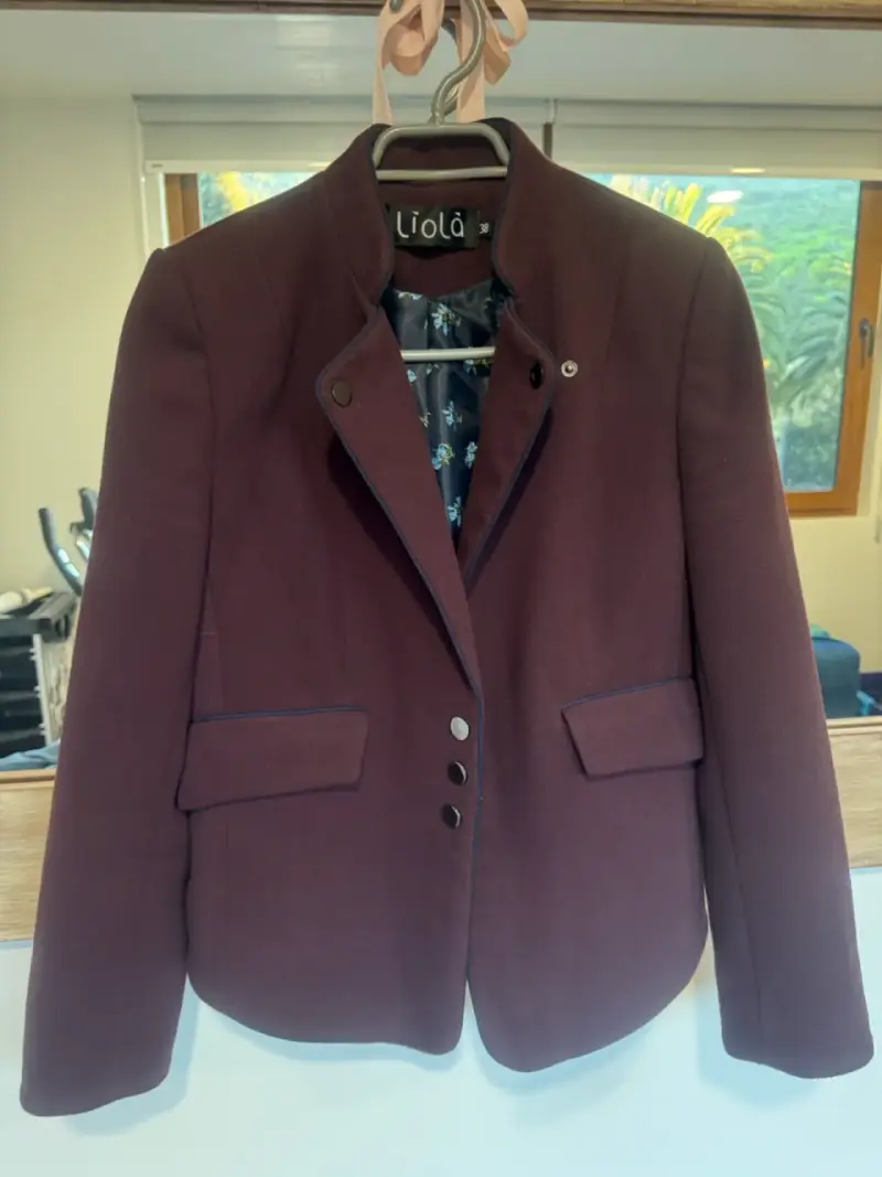 Chaqueta burdeos marca Liolà con forro floreado - 3