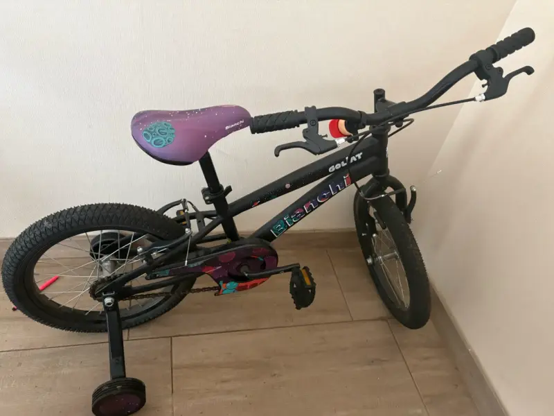 Bicicleta infantil Bianchi con ruedas de apoyo