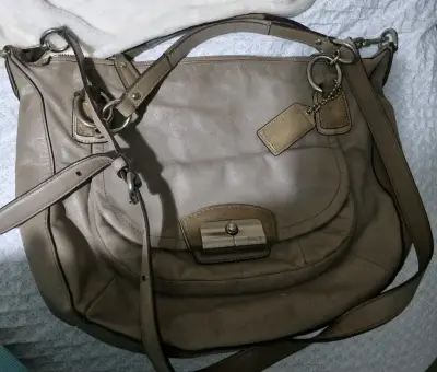 Bolso de cuero beige con correa ajustable - miniatura 1