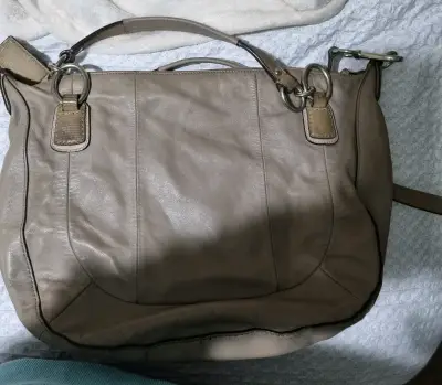Bolso de cuero beige con correa ajustable - miniatura 2