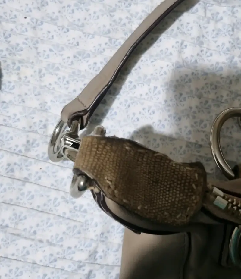 Bolso de cuero beige con correa ajustable - 3