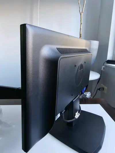 Monitor HP V194 18.5" LCD casi nuevo - miniatura 3