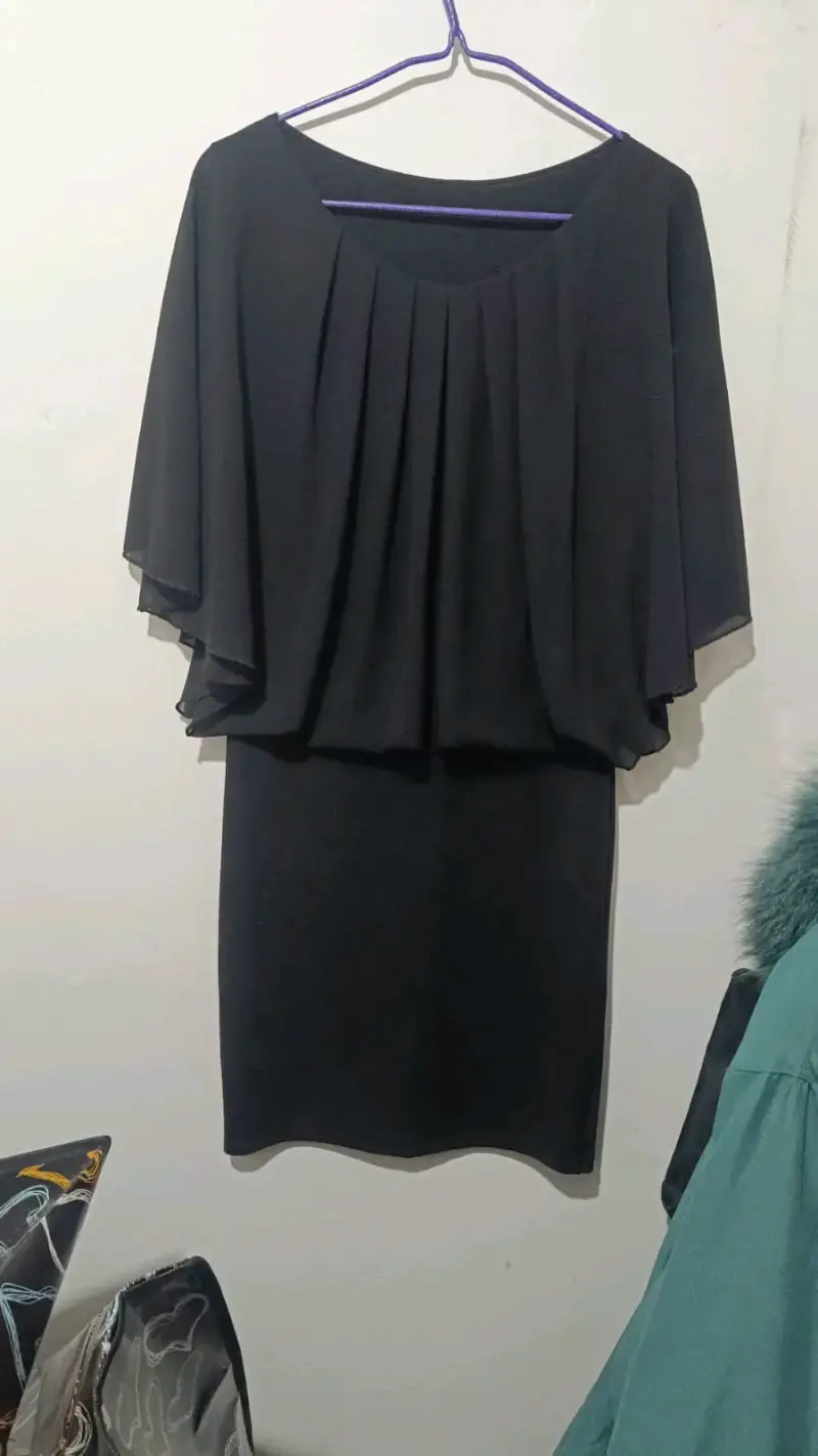 Vestido negro elegante con capa suelta