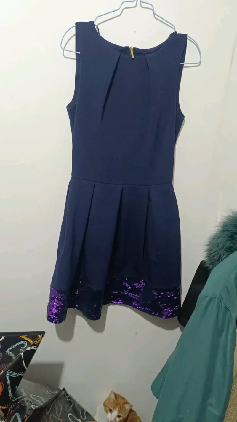 Vestido azul con lentejuelas moradas