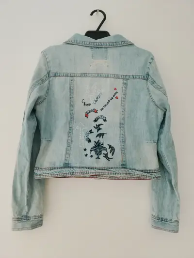 Chaqueta de mezclilla azul claro para mujer - miniatura 2