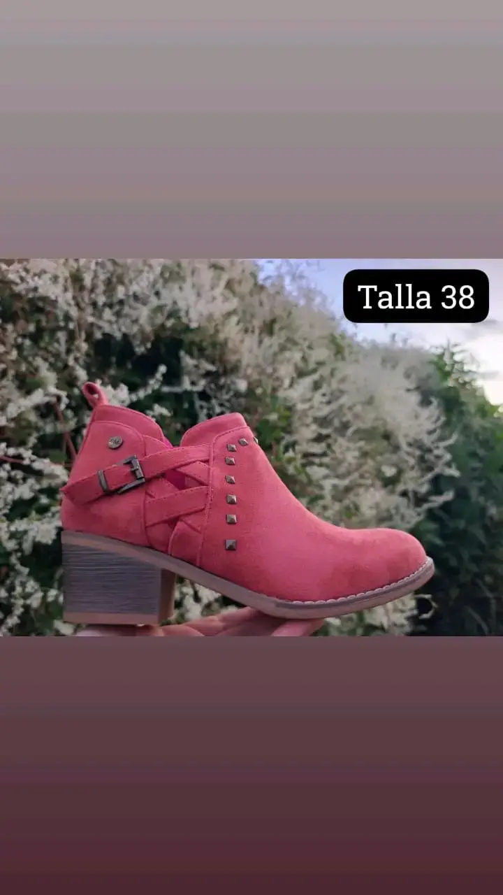 Botines rosados con tacón y hebillas
