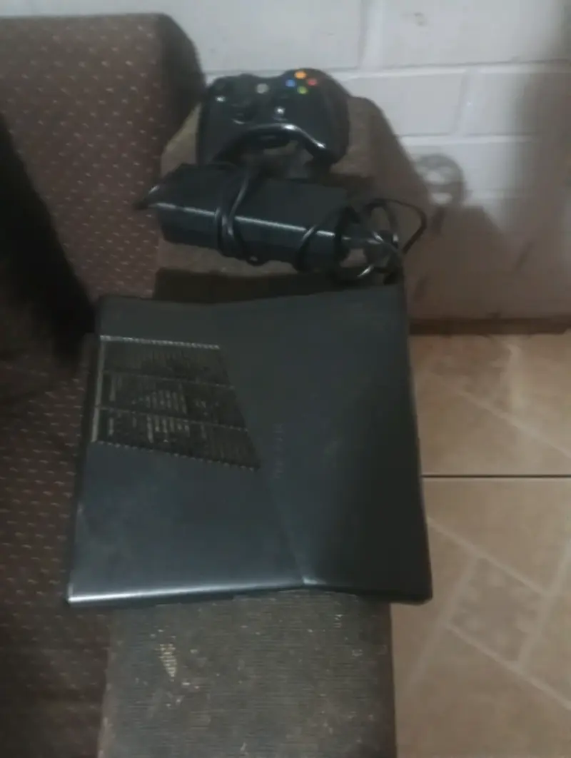 Consola Xbox 360 con control y fuente de poder - 1