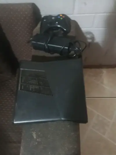 Consola Xbox 360 con control y fuente de poder - miniatura 1