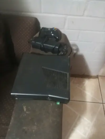 Consola Xbox 360 con control y fuente de poder - miniatura 2