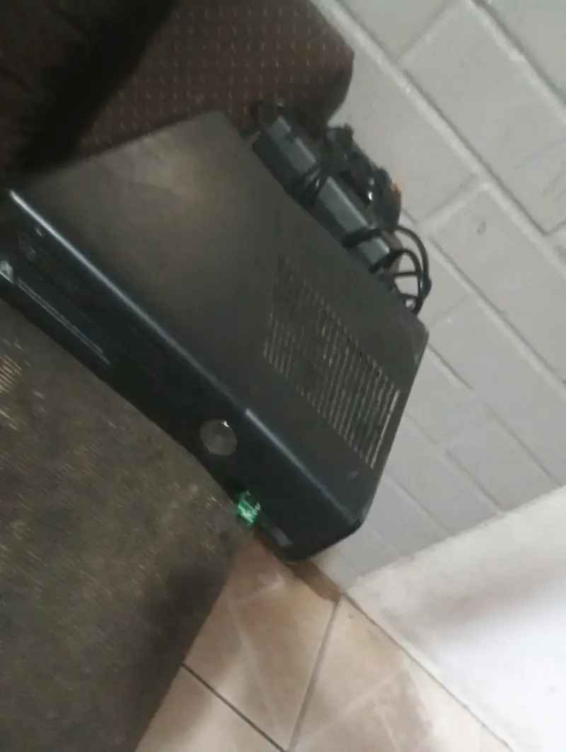 Consola Xbox 360 con control y fuente de poder - 3