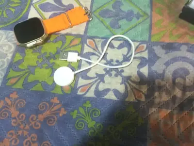 Smartwatch con correa naranja vibrante - miniatura 2