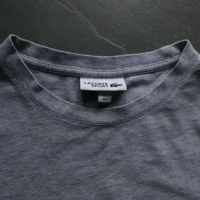 Polera Lacoste gris para hombre - miniatura 4