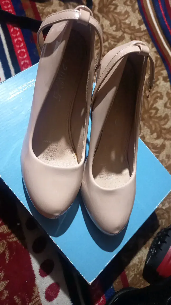 Zapatos de tacón rosado con correa - 1
