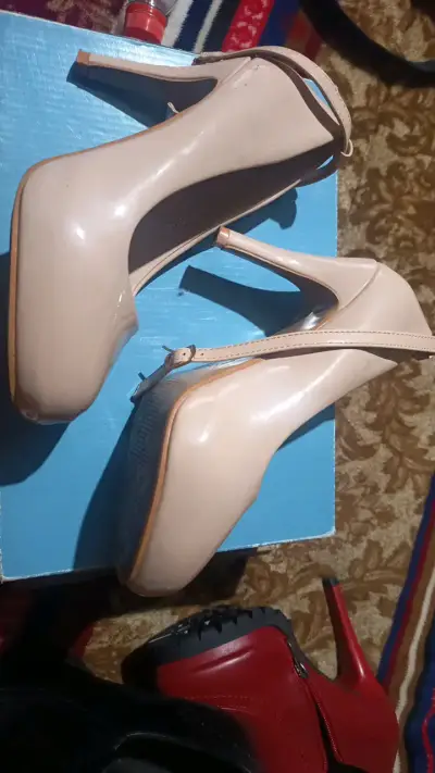 Zapatos de tacón rosado con correa - miniatura 2