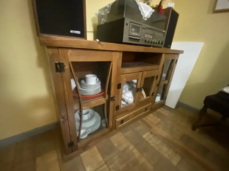 Mueble de madera rústico con puertas de vidrio - 1