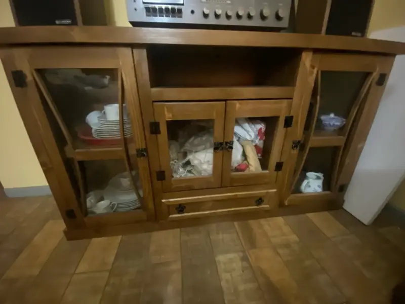 Mueble de madera rústico con puertas de vidrio - 2
