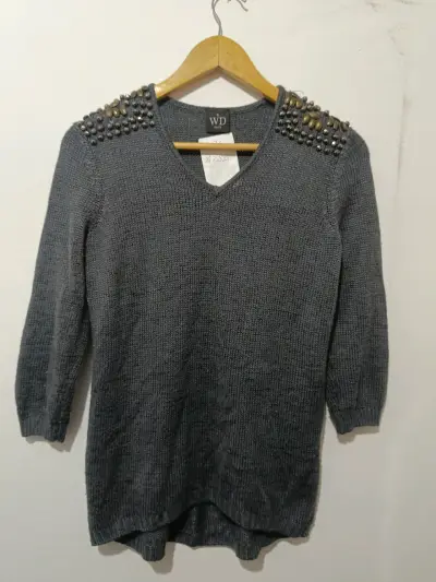 Suéter gris con tachuelas WD - miniatura 1