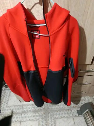 Polerón Nike tech rojo y negro con capucha - miniatura 1