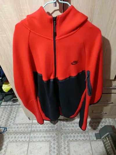 Polerón Nike tech rojo y negro con capucha - miniatura 2