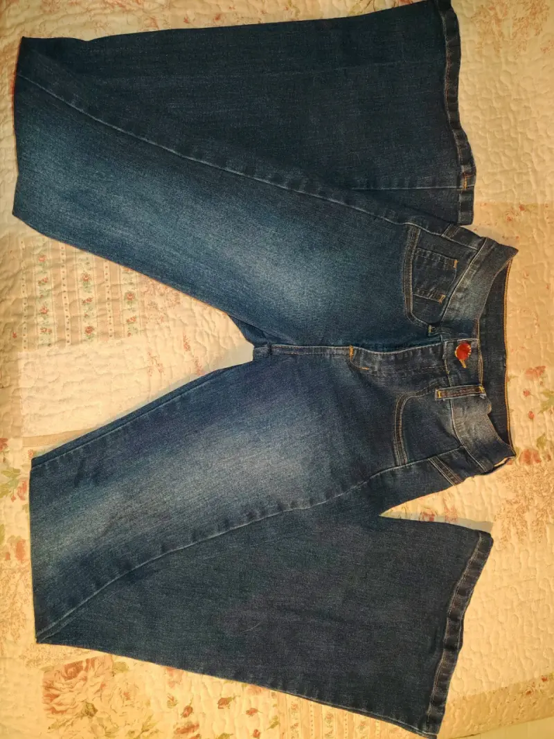 Jeans acampanados de mezclilla azul