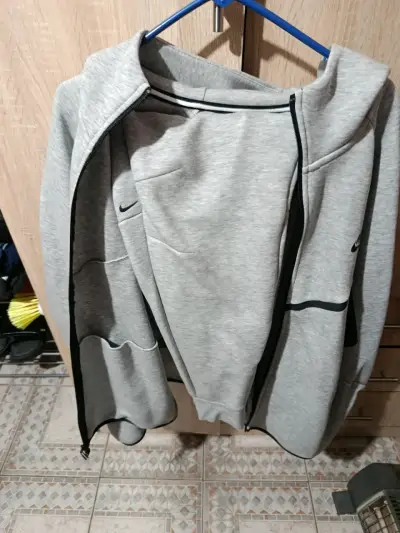 Polerón y pantaon Nike tech gris con capucha - miniatura 2