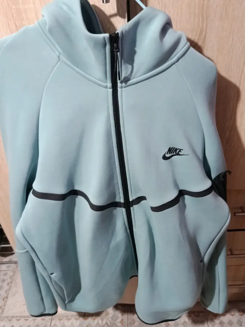 Polerón y pantalón Nike tech verde claro