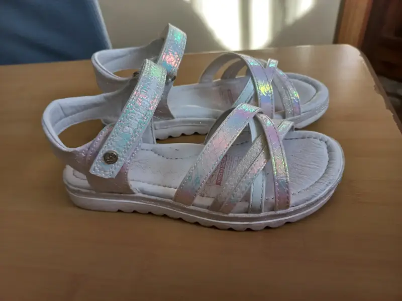 Sandalias infantiles blancas con brillo - 1