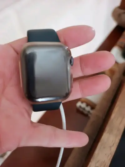 Smartwatch con correa negra en buen estado - miniatura 1