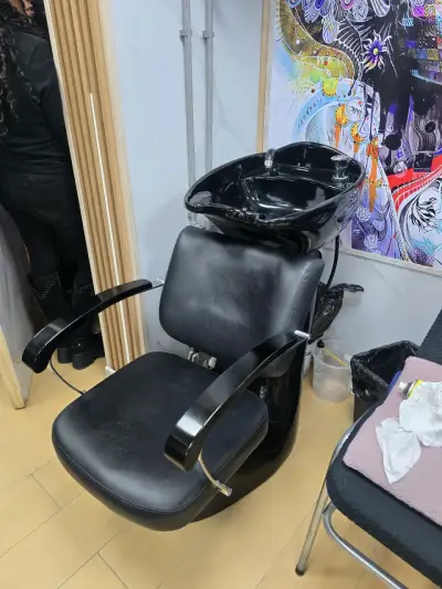 Lavacabezas de peluquería negro con silla - miniatura 1