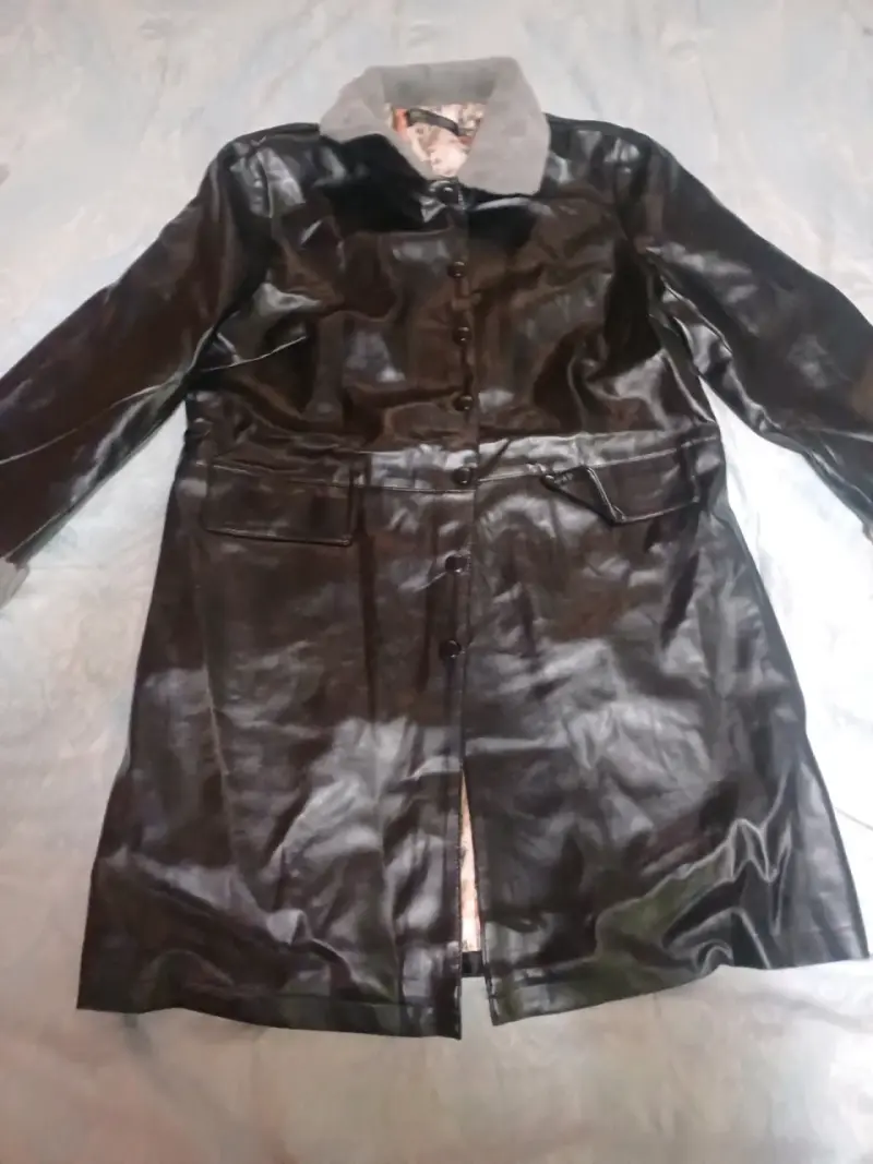 Abrigo de cuero negro con forro talla s