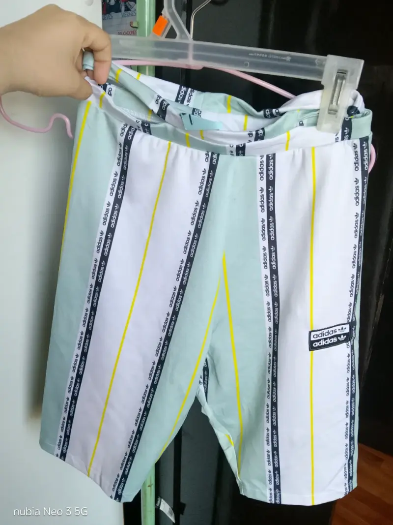 Shorts deportivos Adidas rayados - 1