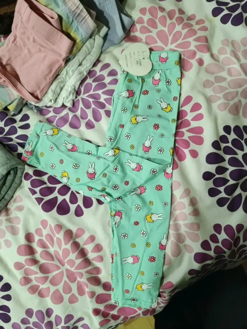 Pantalones de pijama infantil con estampado de conejos