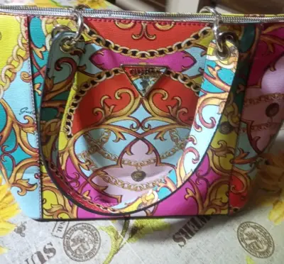 Cartera Guess estampada colorida - miniatura 3